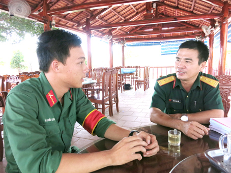 Trung sĩ Vũ Khắc Cường đang báo cáo lại sự việc cho Trung tá Lương Thanh Thủy, Chủ nhiệm chính trị Trung đoàn Đồng Nai.