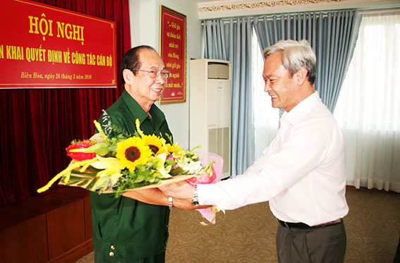 Bí thư Tỉnh ủy Nguyễn Phú Cường tặng hoa chúc mừng đồng chí Nguyễn Trí Thức được chuẩn y thôi tham gia công tác Hội Cựu Chiến binh tỉnh.