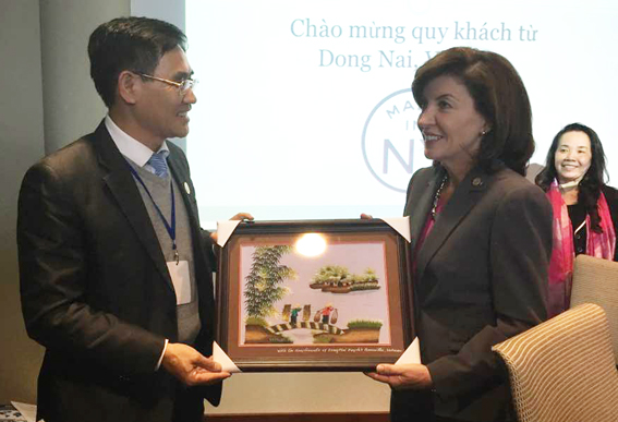 Phó chủ tịch UBND tỉnh Trần Văn Vĩnh trao tặng phẩm lưu niệm cho bà Kathleen C.Hochul, Phó Thống đốc bang New York .