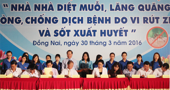Phó chủ tịch UBND tỉnh Nguyễn Hòa Hiệp chứng kiến lãnh đạo các địa phương ký cam kết với Sở Y tế thực hiện chiến dịch 