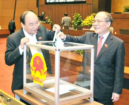 Chủ tịch Quốc hội Nguyễn Sinh Hùng và Phó thủ tướng Nguyễn Xuân Phúc bỏ phiếu miễn nhiệm chức danh Chủ tịch Quốc hội, Chủ tịch Hội đồng Bầu cử quốc gia.