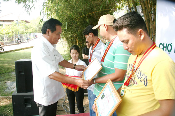 Đồng chí Trần Đình Thành, nguyên Ủy viên Trung ương Đảng, nguyên Bí thư Tỉnh ủy trao giải vàng và động viên tinh thần các nghệ nhân về tham gia Chợ phiên Sinh vật cảnh Trấn Biên
