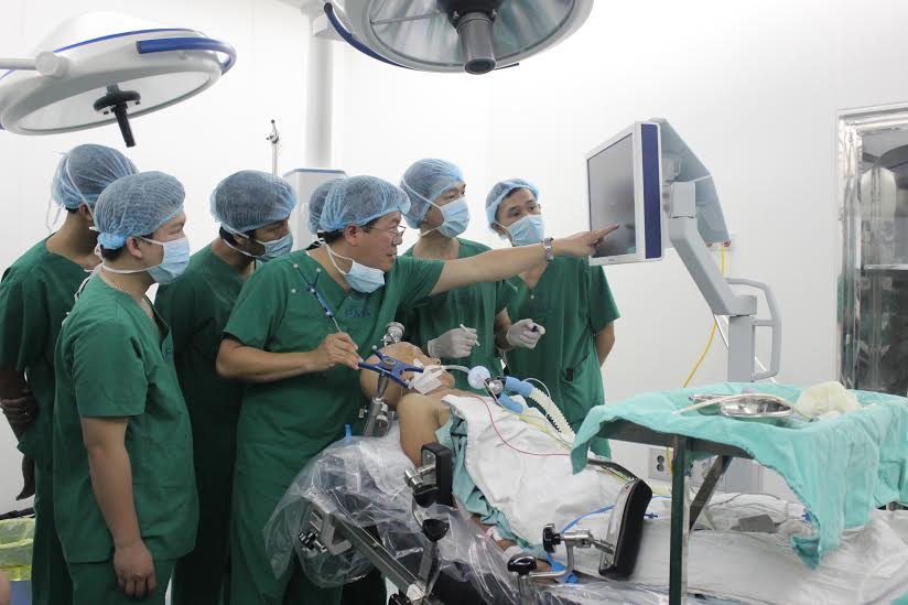 Bác sĩ của Bệnh viện Chợ Rẫy hướng dẫn các bác sĩ Khoa Ngoại Thần kinh, Bệnh viện đa khoa Đồng Nai định vị tổn thương não trên máy.