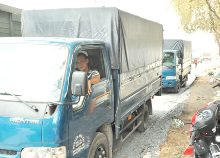 Xe tải xếp hàng dài đường vào Ga Trảng Bom, tài xế sốt ruột chờ thông đường để sớm đi lại nhanh chóng.