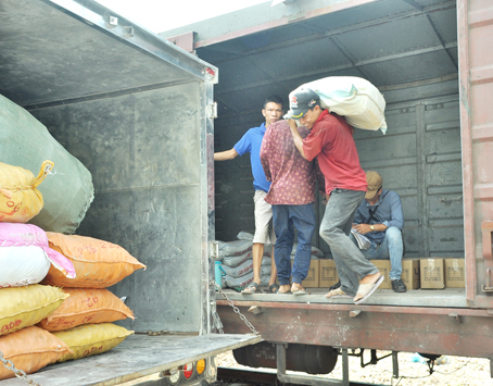 Công nhân bốc xếp hàng hóa, chuyển hàng từ tàu hỏa sang xe tải tại Ga Hố Nai.