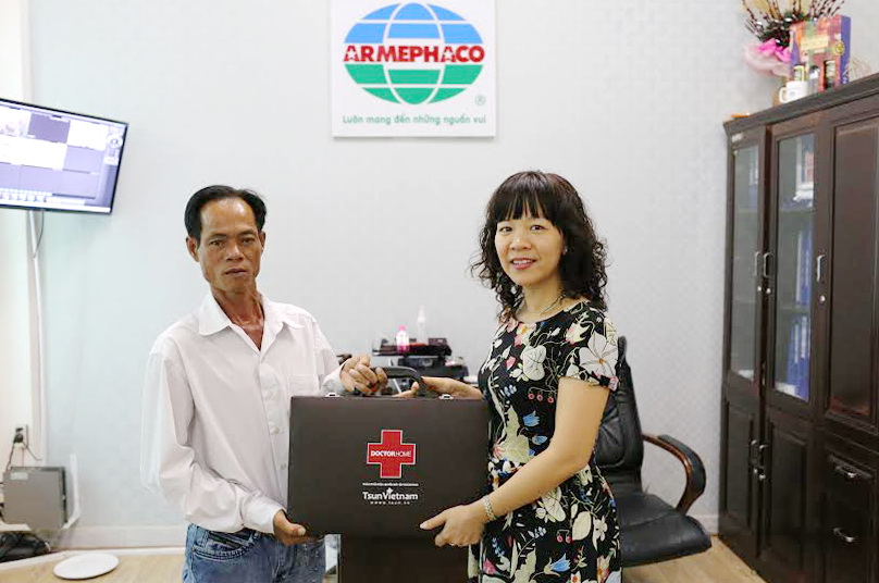 Bà Trần Thị Bạch Tuyết, Giám đốc Chi nhánh Công ty cổ phần Armephaco tặng máy cho anh Hoàng