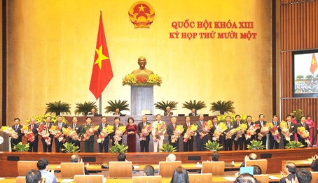 Chủ tịch Quốc hội Nguyễn Thị Kim Ngân tặng hoa chúc mừng các Phó thủ tướng, Bộ trưởng và thành viên khác của Chính phủ vừa được Quốc hội phê chuẩn. Ảnh: TTXVN