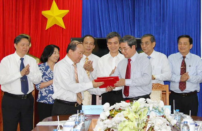 Phó chủ tịch UBND tỉnh Nguyễn Quốc Hùng và Phó chánh Văn phòng Quốc hội ký kết bàn giao nhân sự