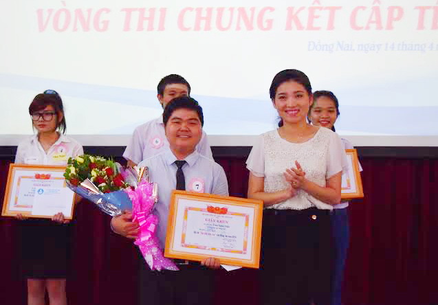 Phó bí thư Tỉnh đoàn Hồ Hồng Nguyên trao giải nhất hội thi cho thí sinh Trần Xuân Nhật