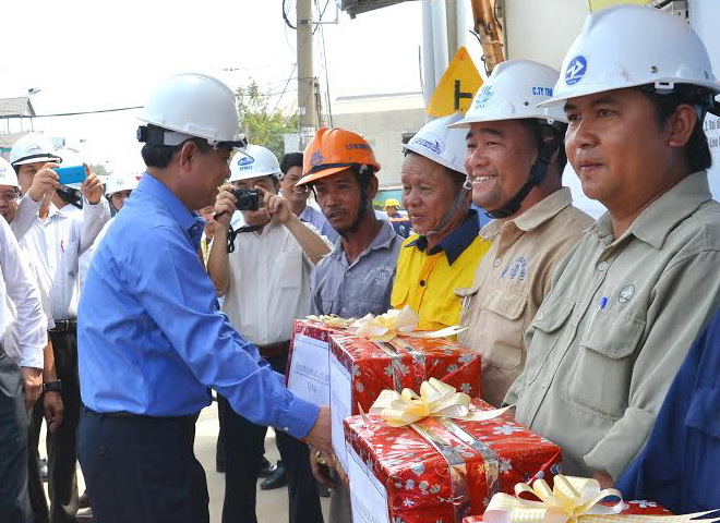 Bộ trưởng Trương Quang Nghĩa trao quà động viên công nhân xây dựng cầu Ghềnh