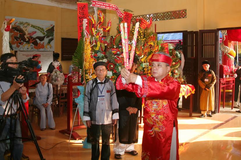 Chủ tịch UBND TP.Biên Hòa Phạm Anh Dũng, chủ lễ của Lễ giỗ Tổ Hùng Vương năm 2016 tại TP.Biên Hòa thực hiện nghi thức dâng hương