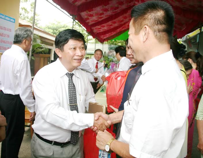 đồng chí Đặng Mạnh Trung, Ủy viên Ban TVTU, Trưởng Ban Tuyên giáo Tỉnh ủy thăm hỏi các tầng lớp nhân dân về dự Lễ giỗ Tổ Hùng Vương tại TP.Biên Hòa