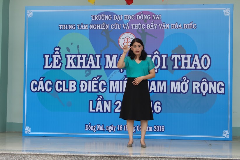Bà Nguyễn Thị Hòa, Giám đốc Trung tâm Phát biểu khai mạc hội thao