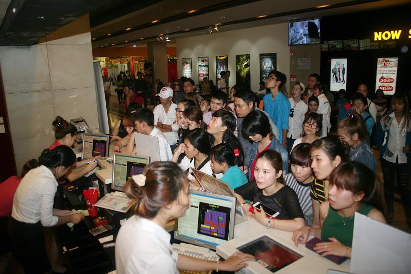 Rất đông khách đến mua vé phim tại Lotte Cinema Biên Hòa vào sáng 16-4.
