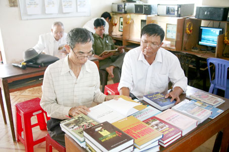 Người dân xã Nam Cát Tiên, huyện Tân Phú đọc sách miễn phí do Sở Thông tin - truyền thông chủ trì phối hợp cùng Bưu điện tỉnh và Nhà sách Fahasa Biên Hòa thực hiện.
