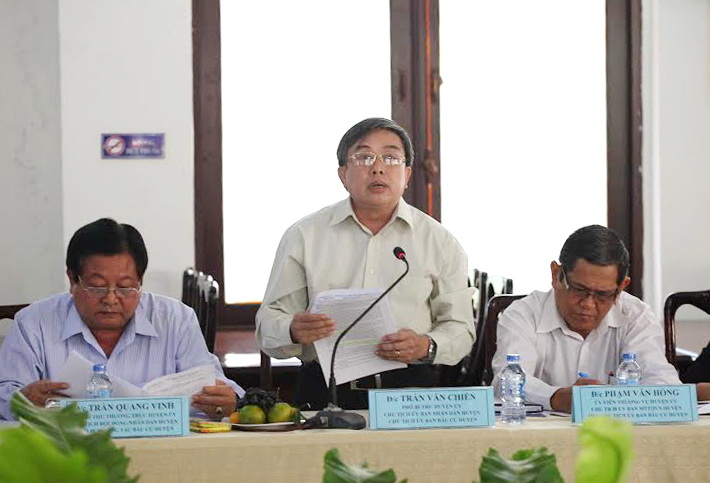 Ông Trần Văn Chiến, Phó bí thư huyện ủy, Chủ tịch UBND huyện, Chủ tịch Ủy ban bầu cử huyện Thống Nhất báo cáo tại buổi giám sát. 