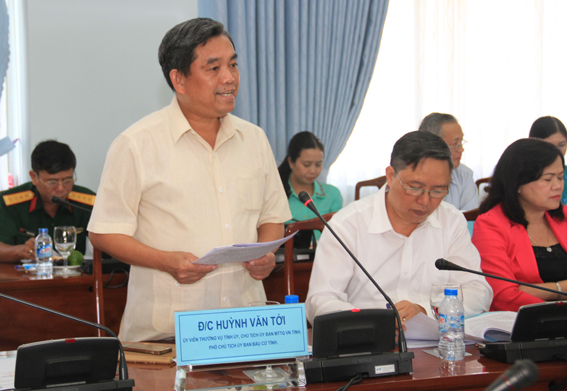 Ông Huỳnh Văn Tới, Ủy viên Ban TVTU, Chủ tịch Ủy ban MTTQ tỉnh báo cáo với Đoàn giám sát về công tác triển khai bầu cử ở Đồng Nai.