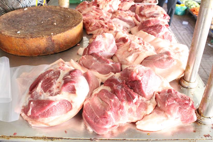 Sản phẩm thịt heo được bày bán tại sạp không có dấu kiểm dịch của cơ quan thú y