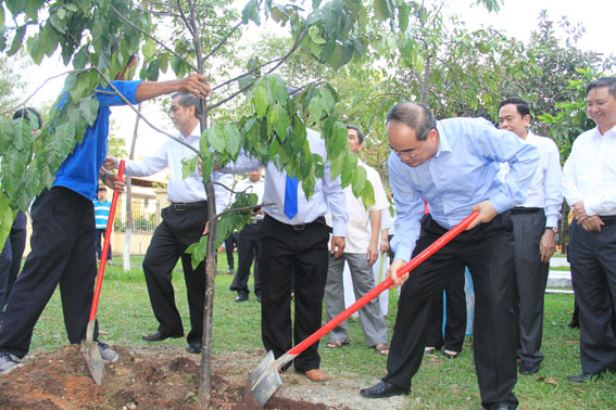 Chủ tịch Ủy ban Trung ương Mặt trận Tổ quốc Việt Nam Nguyễn Thiện Nhân trồng cây tại Văn miếu Trấn Biên.