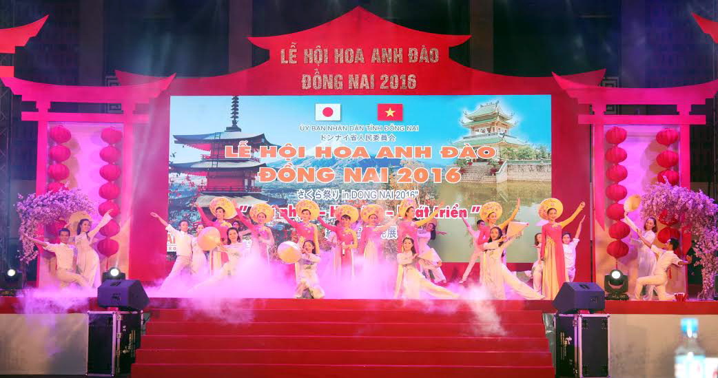 tiết mục ca múa Rạng rỡ Việt Nam do ca sĩ, diễn viên Đoàn Ca múa nhạc Đồng Nai biểu diễn