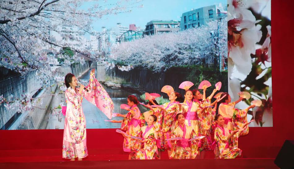 tiết mục ca múa Mùa xuân hoa đào do ca sĩ Võ Hạ Trâm và diễn viên Đoàn Ca múa nhạc Đồng Nai biểu diễn
