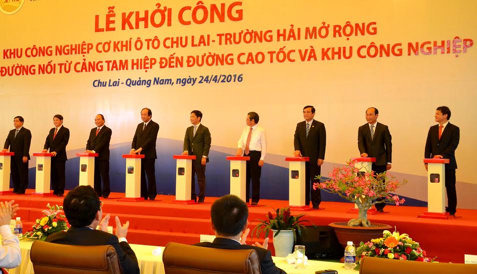 Thủ tướng Nguyễn Xuân Phúc (thứ 3 từ trái qua) bấm nút khởi công xây dựng khu Công nghiệp cơ khí ô tô Chu Lai – Trường Hải mở rộng