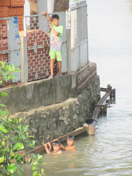 Trẻ em tắm ở sông Đồng Nai không có người lớn giám sát.