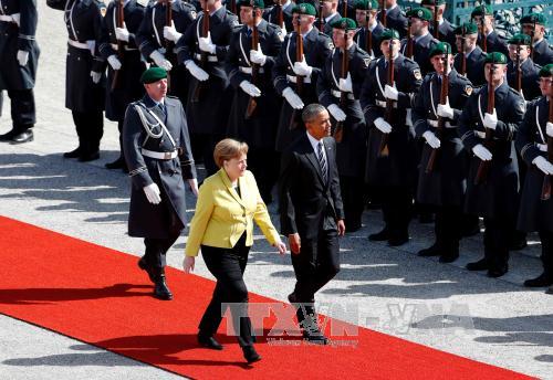 Thủ tướng Angela Merkel (trái) và Tổng thống Barack Obama duyệt đội danh dự tại lễ đón ở Hanover. Ảnh: AFP/TTXVN.