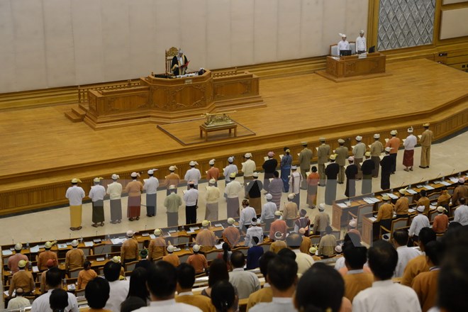 Các Bộ trưởng trong Chính phủ mới của Myanmar tuyên thệ nhậm chức tại thủ đô Naypyidaw ngày 30/3. (Nguồn: AFP/TTXVN)