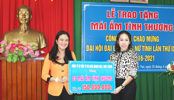 Bà Lê Nữ Thùy Dương (bìa phải), Tổng giám đốc Công ty cổ phần đầu tư và kinh doanh Golf Long Thành trao nguồn lực cho Chủ tịch Hội Liên hiệp phụ nữ tỉnh Lê Thị Ngọc Loan