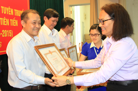 Trưởng ban Thi đua - khen thưởng tỉnh Đặng Thanh Thủy trao bằng khen cho đại diện các tập thể.