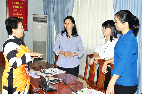 Phó bí thư Tỉnh ủy Phan Thị Mỹ Thanh trao đổi với các đại biểu tham dự đại hội.