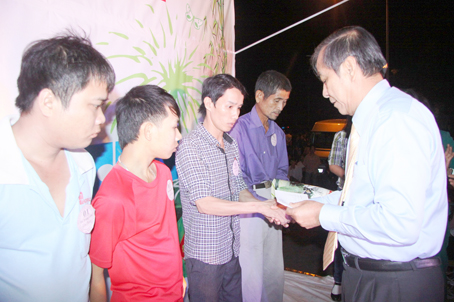 Phó bí thư thường trực Tỉnh ủy, Chủ tịch HĐND tỉnh Trần Văn Tư tặng quà tết cho công nhân huyện Nhơn Trạch.