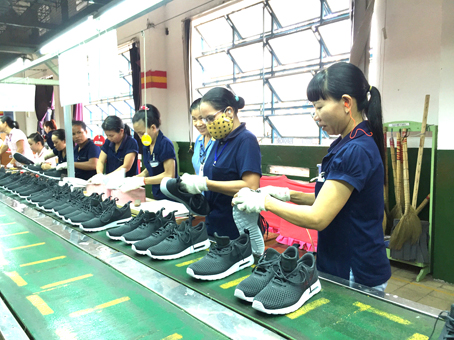 Công nhân Công ty Changshin Việt Nam trong giờ sản xuất.