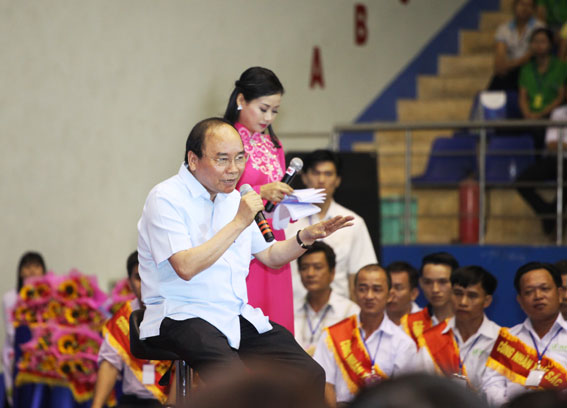 Thủ tướng Chính phủ Nguyễn Xuân Phúc trả lời những ý kiến của các công nhân lao động tại buổi nói chuyện.