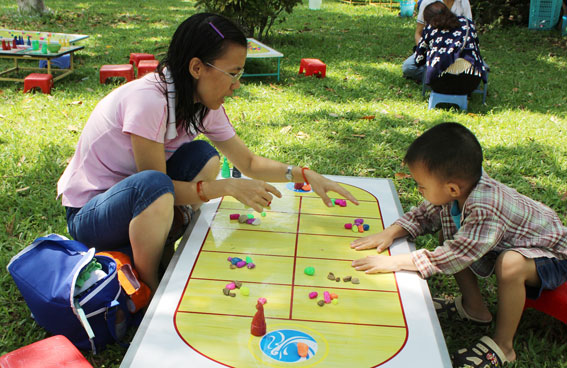 Trẻ em thích thú khám phá các trò chơi dân gian