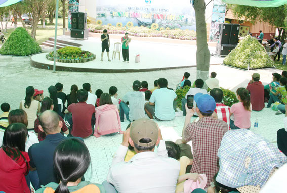 Du khách xem chương trình biểu diễn ca múa nhạc, xiếc, ảo thuật, võ thuật tại Khu du lịch Bửu Long.