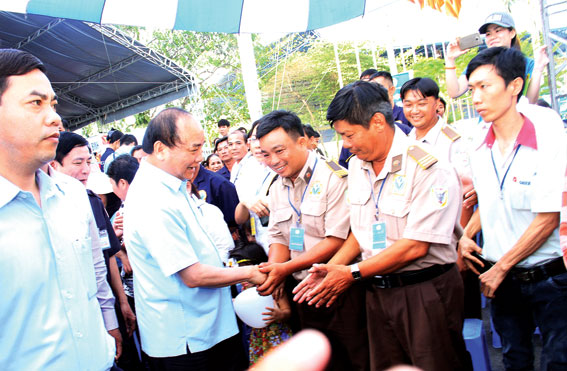 Thủ tướng Chính phủ Nguyễn Xuân Phúc gặp gỡ công nhân lao động