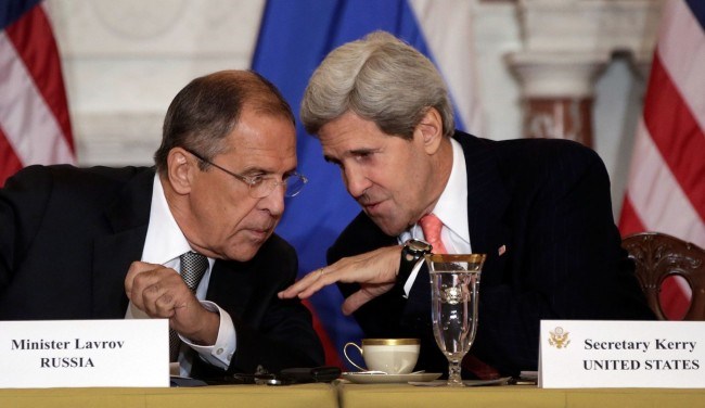 Ngoại trưởng Nga Sergei Lavrov và Ngoại trưởng Mỹ John Kerry. (Nguồn: politicoscope.com)