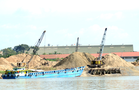 Một bến thủy nội địa không phép ngang nhiên hoạt động tại xã Tân Hạnh (TP.Biên Hòa).