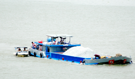 Lực lượng Cảnh sát giao thông đường thủy kiểm tra một ghe chở đá trên sông, đoạn đi qua nhiều bến thủy nội địa ở TP.Biên Hòa.