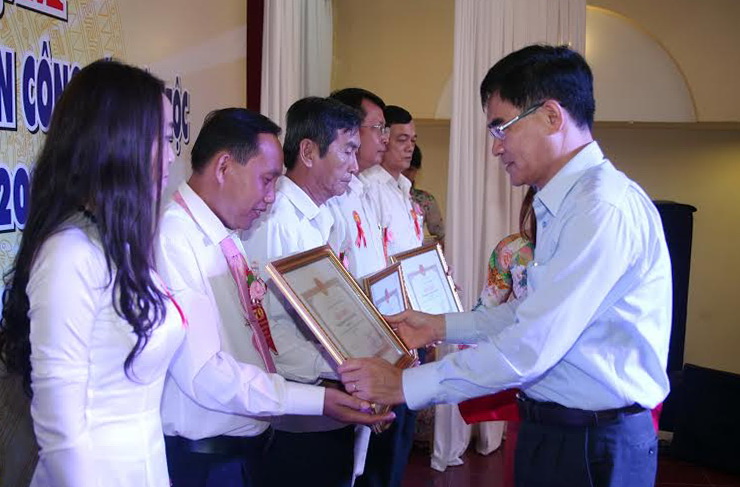 Phó chủ tịch UBND tỉnh Trần Văn Vĩnh tặng Bằng khen của UBND tỉnh cho các cá nhân và tập thể