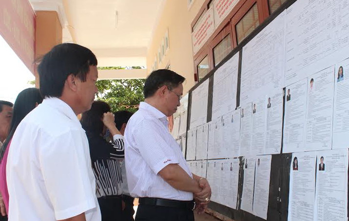  Đoàn giám sát HĐND tỉnh kiểm tra công tác niêm yết danh sách cử tri, danh sách ứng cử viên đại biểu Quốc hội và HĐND các cấp tại xã Vĩnh Tân (huyện Vĩnh Cửu)