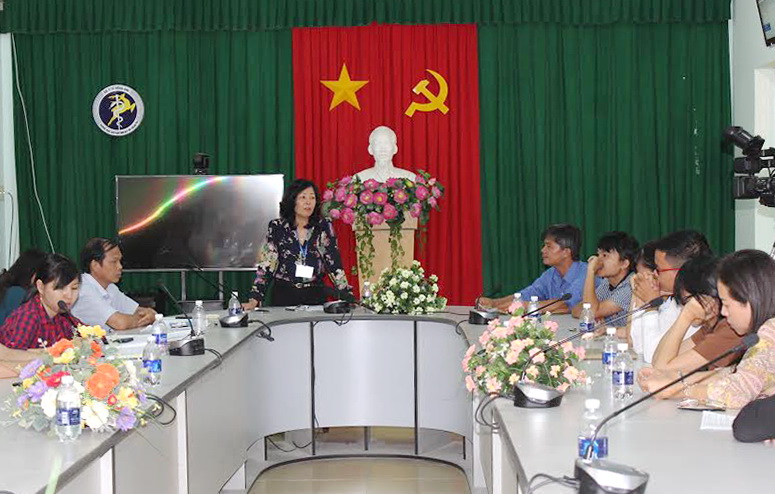 Phó giám đốc Sở Y tế Trương Thị Thu Hằng gặp gỡ, vận động các bác sĩ, dược sĩ thực hiện theo đúng cam kết ban đầu.