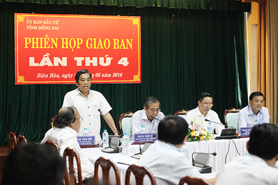 Ông Huỳnh Văn Tới, Ủy viên Ban TVTU, Chủ tịch Ủy ban MTTQ tỉnh, Phó chủ tịch Ủy ban bầu cử tỉnh phát biểu tại phiên họp.
