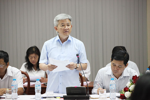 Ông Lê Kim Bằng, Giám đốc Sở Văn hóa, thể thao - du lịch, Trưởng tiểu ban tuyên truyền phát biểu tại phiên họp