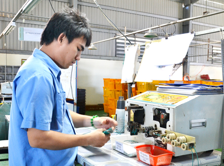 Sản xuất phụ kiện điện tử tại Công ty TNHH một thành viên Đại Á Thành (phường Long Bình, TP.Biên Hòa).
