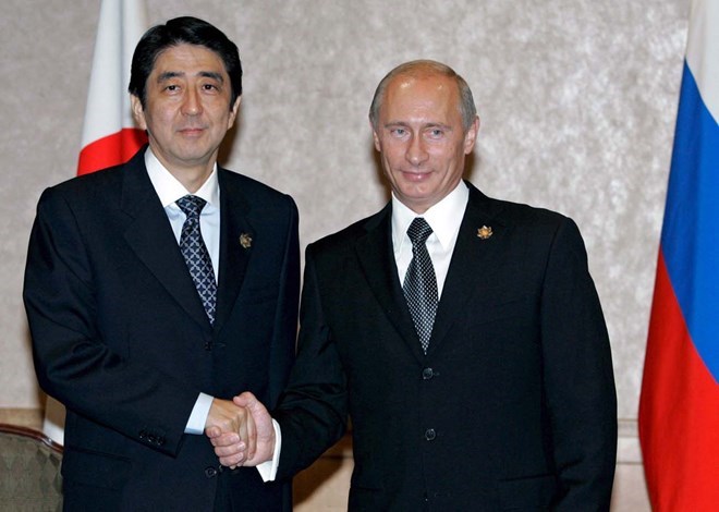 Tổng thống Nga Vladimir Putin và Thủ tướng Nhật Bản Shinzo Abe. (Ảnh: EPA)