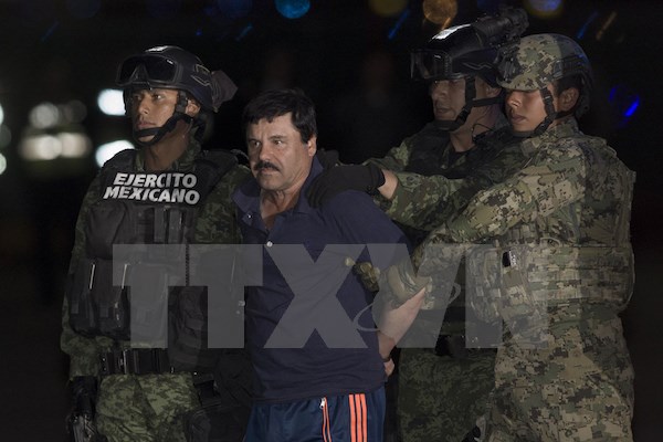 Cảnh sát Mexico áp giải đối tượng trùm ma túy El Chapo (giữa). (Nguồn: THX/TTXVN)