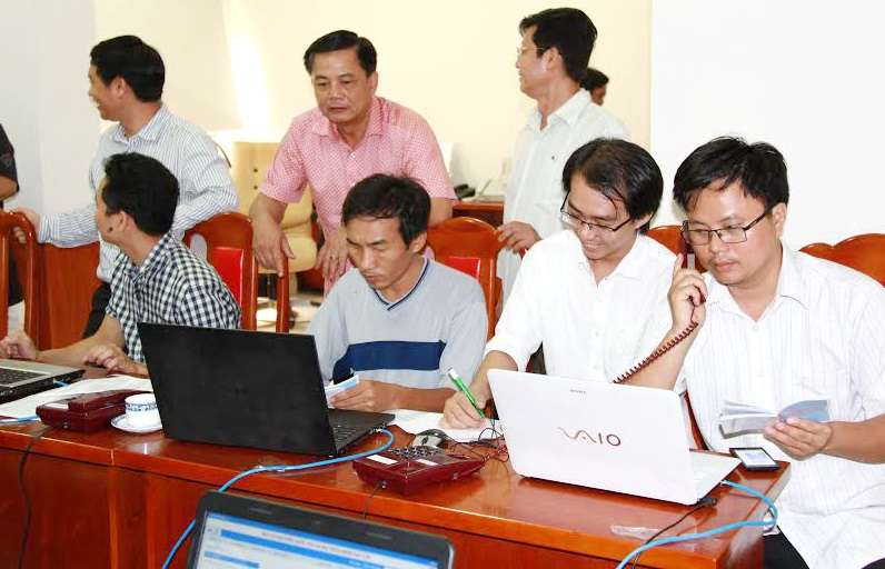 Ông Nguyễn Văn Thuộc chỉ đạo diễn tập sử dụng phần mềm bầu cử